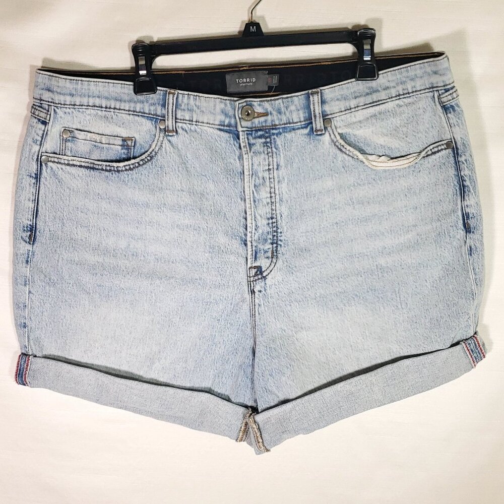 TORRID Wild Wild West Mom Jean Light wash Premium Mid Rise Short Size 18 NWT